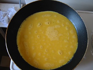 Je verse l'omelette dans la poêle