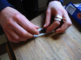 Sabine roule une cigarette et s'en va