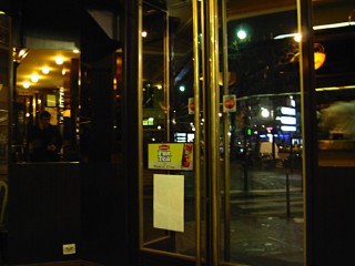 Je suis en avance. Je vais boire un café