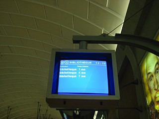 Le prochain train arrive dans une minute