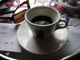 Je bois un café