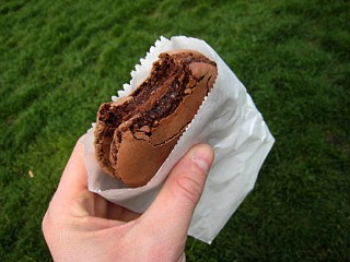 Je mange mon macaron