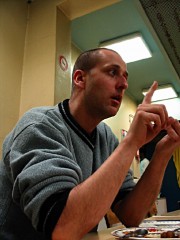 Il lui explique tout ce qu'il peut lui apporter en terme de communication