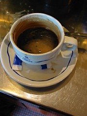 Je descends au bar d'en bas boire un café