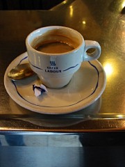 Je bois un café