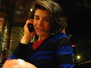 Je retrouve Sabine dans un bar sur la place