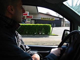 Nous arrivons à la station service de M. T.