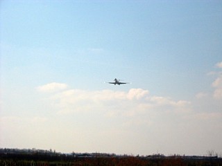 Nous passons à proximité d'un aéroport