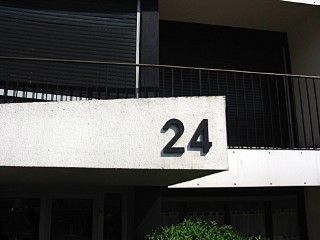 L'entrée de l'immeuble de M. T.