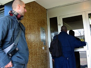 Nous entrons