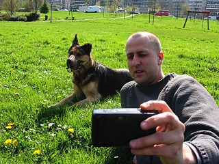 Edouard se prend en photo avec le chien