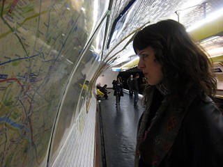 Nous regardons le chemin à prendre