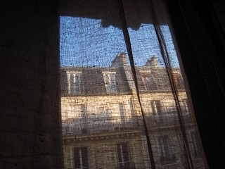 Je regarde à la fenêtre