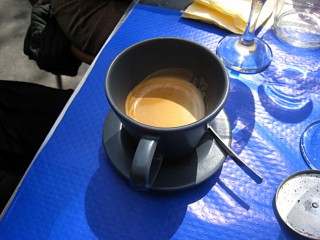 Je bois un café