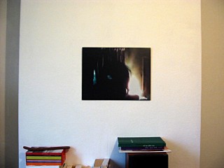 Il m'apporte un tableau en remerciement pour mon aide
