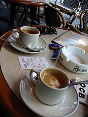 Je bois un café
