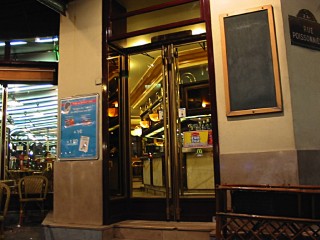 Je retrouve Sabine dans un bar