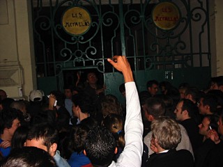 Il y a plein de monde. Il est impossible d'entrer