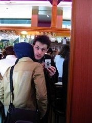 Nous allons dans un bar