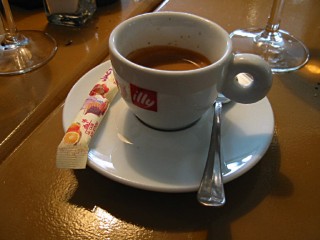 Je bois un café