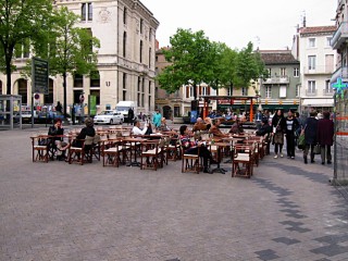 Nous arrivons sur une place