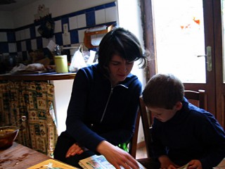Sabine lit une BD avec Lubin