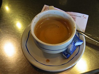 Je bois un café