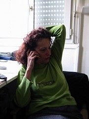 Anne-Marie au téléphone