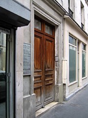 J'attends Sabine en bas de chez elle