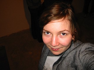 Amandine se prend en photo avec mon appareil