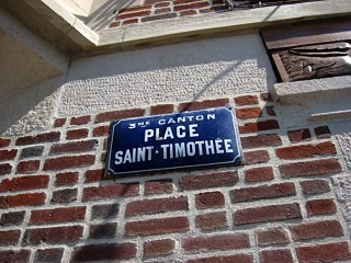 Nous passons par la place Saint-Timothée