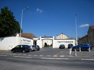 Nous arrivons au siège de Taittinger