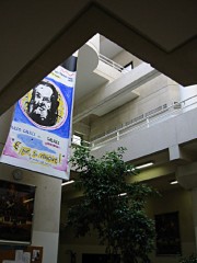 J'entre dans le bâtiment