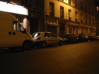 J'attends en bas de chez elle