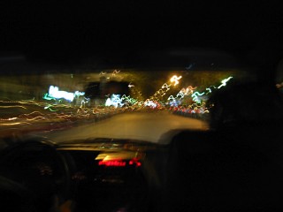 Nous rentrons chez moi en taxi