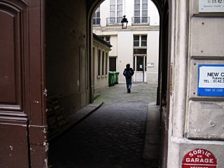 J'arrive au 71, rue d'Aboukir