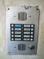 Je sonne à l'interphone