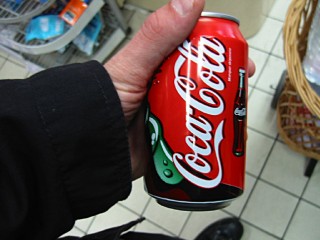 Je prends une canette de coca