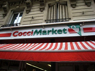 Nous achetons de quoi grignoter à Cocci Market