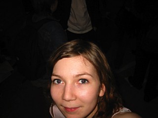 Amandine se prend en photo avec mon appareil