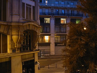 Je regarde à la fenêtre