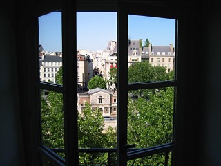Je regarde à la fenêtre