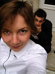 Amandine se prend en photo avec mon appareil