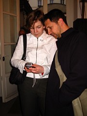 Amandine en train de montrer des photos