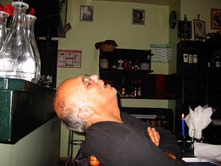 Un homme dort derrière moi