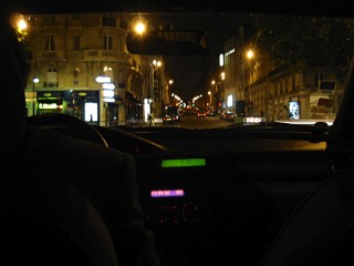 Nous prenons un taxi pour rentrer chez moi