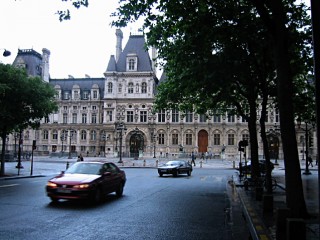 Je vais à l'Hôtel de ville