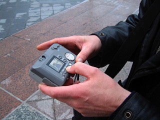 Je lui prête l'appareil photo pour qu'il participe à ADaM