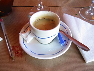 Je bois un café