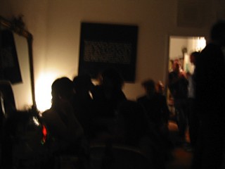 Nous arrivons à une soirée
